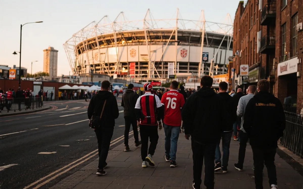 世界杯比赛日球场外的球迷人群与城市街景氛围
